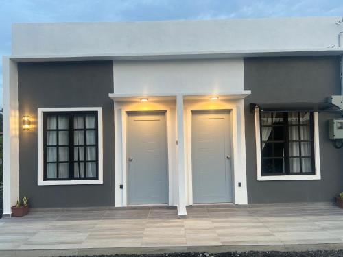 Η πρόσοψη ή η είσοδος του Mini Hotel OL