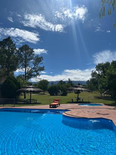 Bazén v ubytování Complejo de cabañas en Nono nebo v jeho okolí