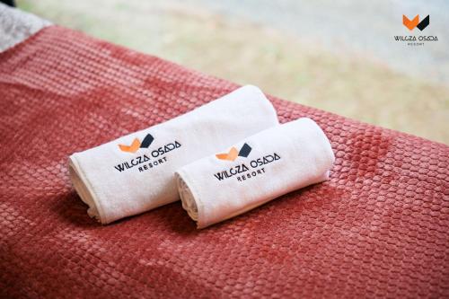 Et logo, certifikat, skilt eller en pris der bliver vist frem på Wilcza Osada Resort