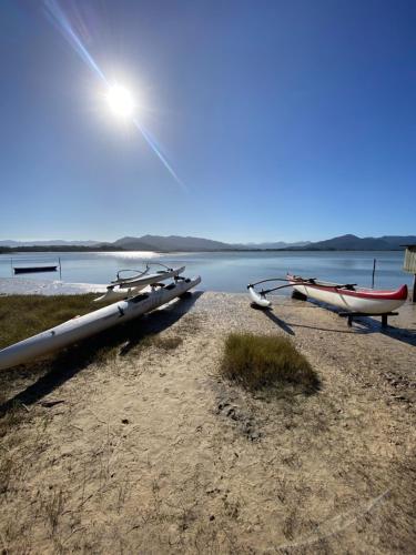 ein Boot am Ufer eines Sees befestigt in der Unterkunft Casa Canoa in Imbituba