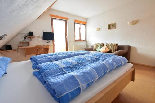 Ένα ή περισσότερα κρεβάτια σε δωμάτιο στο Schwarzwaldhaus Simmelehof