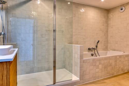 villa California - Villa d'exception avec vue mer panoramique - Veules-les-Roses في فول-لي-روز: حمام مع دش وحوض استحمام ومغسلة