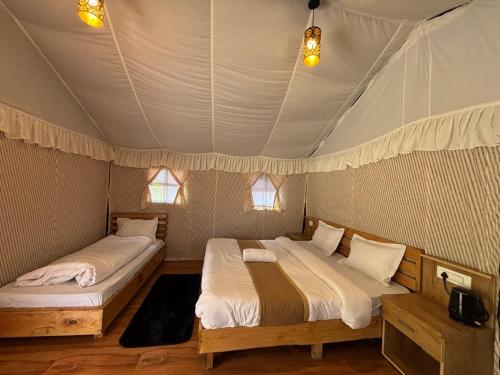 1 dormitorio con 2 camas en una tienda de campaña en Baromas Resort and Camping, en Kailāna