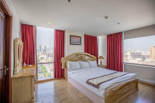 Una cama o camas en una habitación de Nhat Linh Hotel & Suites Da Nang