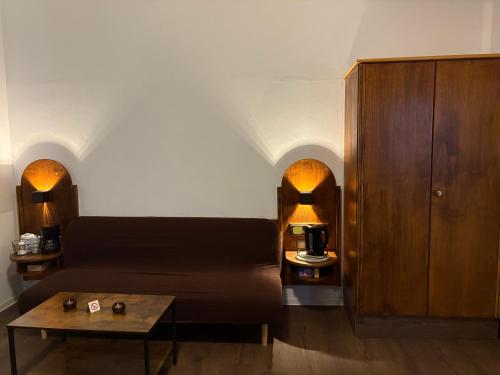 a living room with a couch and a table at Junges Wohnen zwei in Weikersheim