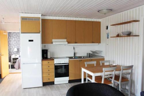 Η κουζίνα ή μικρή κουζίνα στο Fresh cottage with lake view and rowing boat SE09156