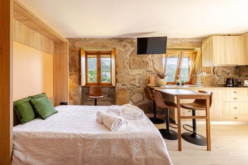 Кровать или кровати в номере Estúdio à Beira da Água no Gerês