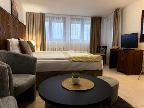 Postel nebo postele na pokoji v ubytování Elegant Lux Hotel