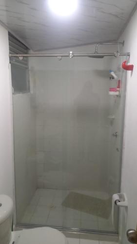 a bathroom with a glass shower with a toilet at APARTAMENTO RICAURTE Cund in Ricaurte