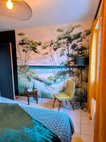 a bedroom with a painting on the wall at La Parenthèse colorée - spacieux - 12mn du Parc in Châteaumur