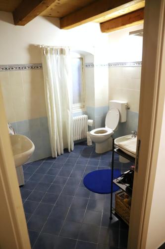 a bathroom with a toilet and a sink at Dory's Tiny House in Arquata Scrivia