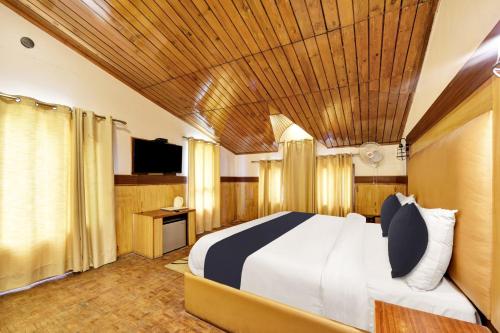 a bedroom with a large bed with a wooden ceiling at Hotel O Hilton Resorts and Spa in Baragrān