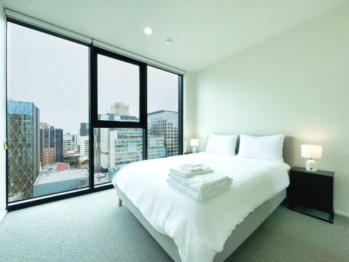 En eller flere senge i et værelse på Executive 2BR Retreat - Opposite Central Market