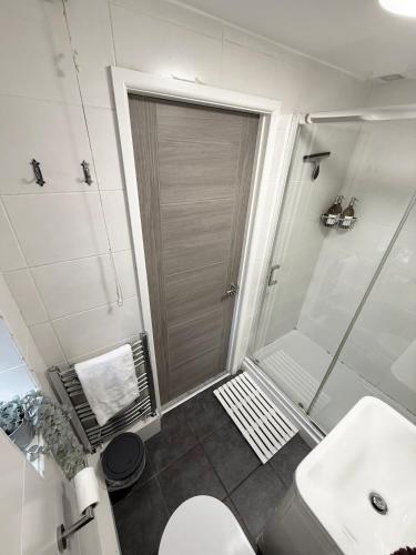 The Manchester Haven Sleeps 10 Near City Centre Breakfast hamper included photo 46