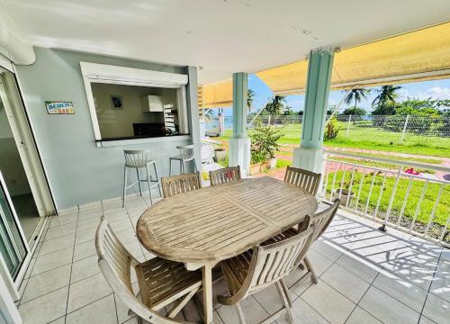 Fotografie z fotogalerie ubytování Appartement paradisiaque les pieds dans l'eau v destinaci Le Gosier