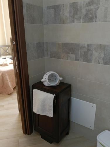 a scale sitting on top of a box in a bathroom at Casa vacanza P&G in Laino Castello