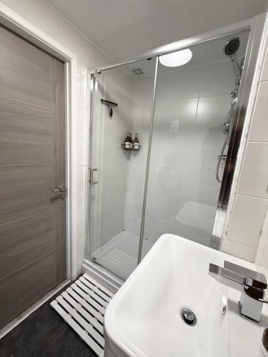 The Manchester Haven Sleeps 10 Near City Centre Breakfast hamper included photo 47