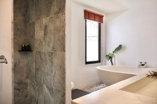 Ένα μπάνιο στο Rawai - Luxury 2 bedroom Private Pool Villa