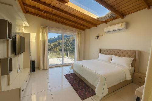 Shail by Shubhs في Bhowāli: غرفة نوم بها سرير ونافذة كبيرة