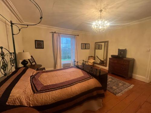 una camera da letto con un letto, un comò e uno specchio di Castellmai a Caernarfon