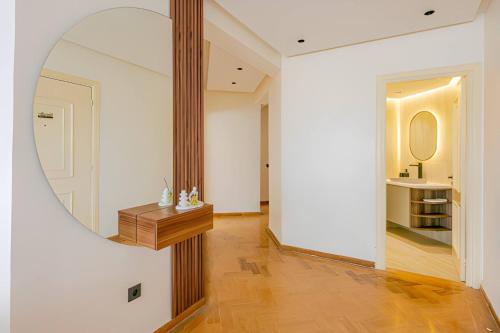 een kamer met een spiegel en een houten tafel bij Luxury Central 3BR 5min from Beach & Shopping in Casablanca