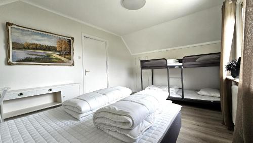 Postel nebo postele na pokoji v ubytování Private oasis with sea view & private jetty SE09154