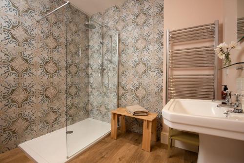 Koupelna v ubytování Little Birks