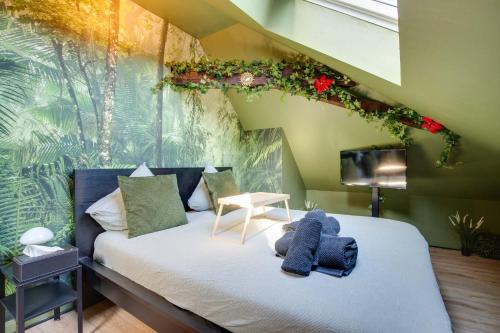 Postel nebo postele na pokoji v ubytování La Suite Jungle - High Tech - NETFLIX - WIFI très Haut Débit