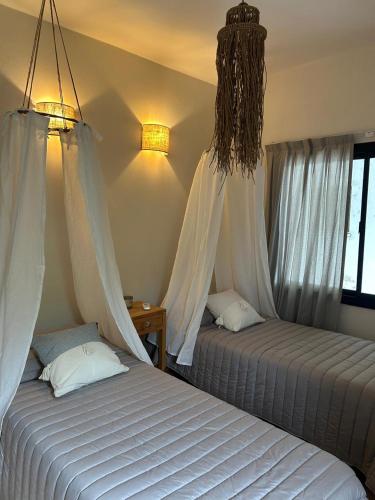 Ένα ή περισσότερα κρεβάτια σε δωμάτιο στο Casa Frida - Alojamiento exclusivo para Mujeres -