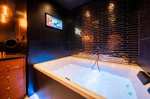 ANS Hanza Tower Apartment with private jacuzzi - Swimming pool, sauna, jacuzzi, viewing terrace