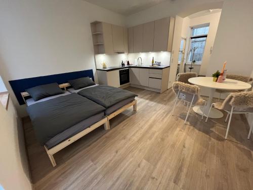 Kuchyň nebo kuchyňský kout v ubytování 2 Minunten neben kaiserlichem Park, Zentrumnähe