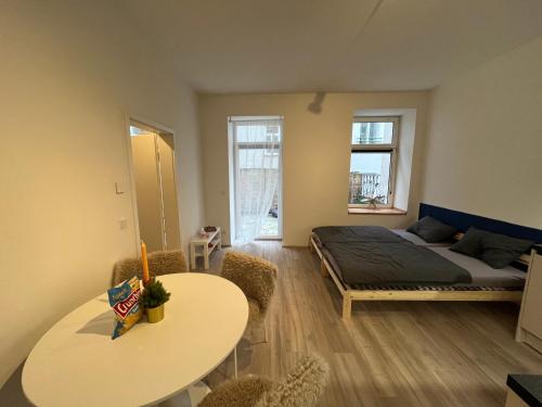 Postel nebo postele na pokoji v ubytování 2 Minunten neben kaiserlichem Park, Zentrumnähe