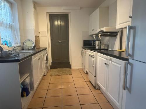 Η κουζίνα ή μικρή κουζίνα στο Luton Homestay - Near AIRPORT & Train Station, High Speed Internet