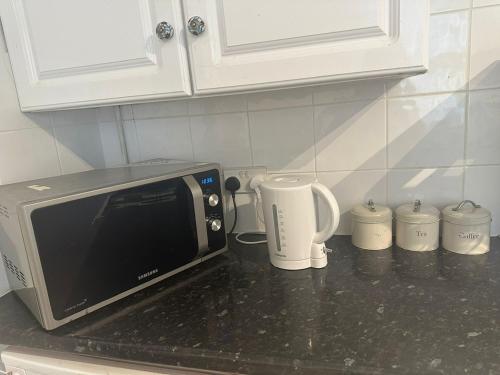 Η κουζίνα ή μικρή κουζίνα στο Luton Homestay - Near AIRPORT & Train Station, High Speed Internet