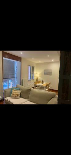 ein Wohnzimmer mit Sofa und Tisch in der Unterkunft Piso en Portugalete in Portugalete