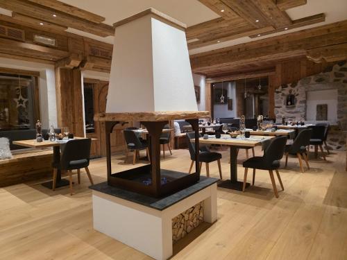 een restaurant met tafels en stoelen in een kamer met houten plafonds bij Hotel Maso del Brenta in Caderzone