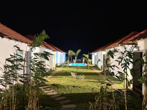 Бассейн в Road House Resort или поблизости