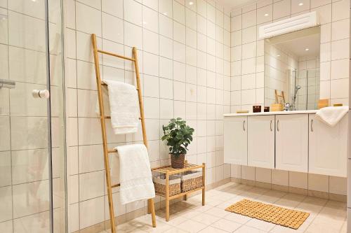 y baño con toallero eléctrico y ducha. en Helgøya Hideaway, 