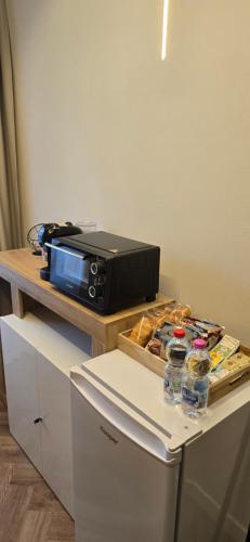 un microondas sentado en la parte superior de un mostrador en Re Carlo - Appartamento Filomena, en Perugia