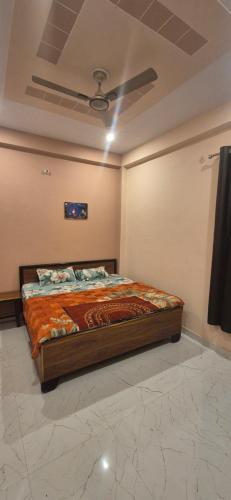 a bed in a room with a ceiling at Hotel Shyam Villa in Ayodhya