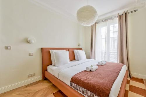 TOUR 1 Renovated 1 Bed Paris 75016 Passy