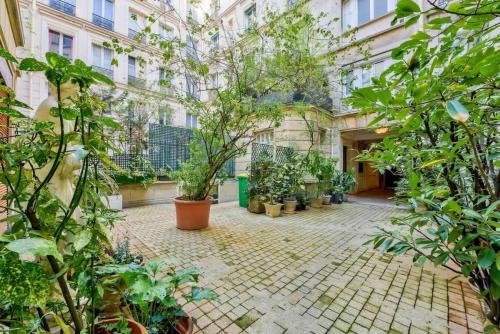 TOUR 1 Renovated 1 Bed Paris 75016 Passy