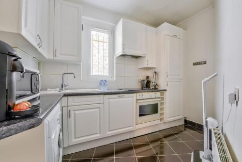 TOUR 1 Renovated 1 Bed Paris 75016 Passy