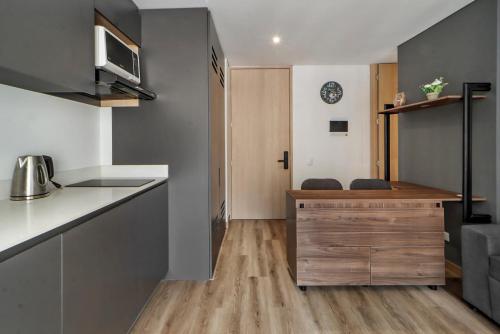 Køkken eller tekøkken på Apartaestudio Moderno en Edificio TEIK, Centro Internacional Bogotá, Self Check-in y Ubicación Premium