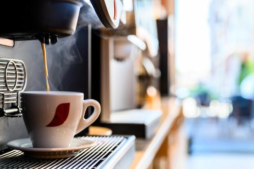 Příslušenství pro přípravu čaje a kávy v ubytování Mercure Alba Iulia