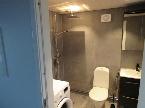 Newly built cottage near the sea and nature in Henån SE09152 في Näset: حمام مع مرحاض ومغسلة ودش