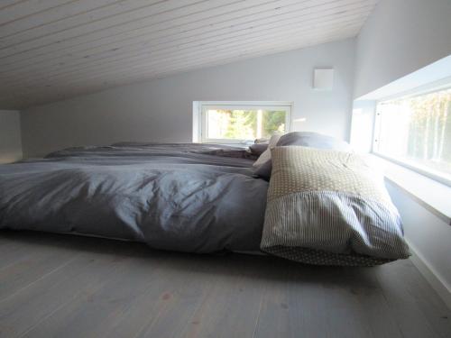 Newly built cottage near the sea and nature in Henån SE09152 في Näset: سرير كبير في غرفة نوم مع نافذة