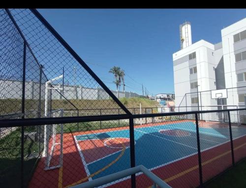 マナウスにあるsmart torquatoの塀越しのテニスコートの眺め