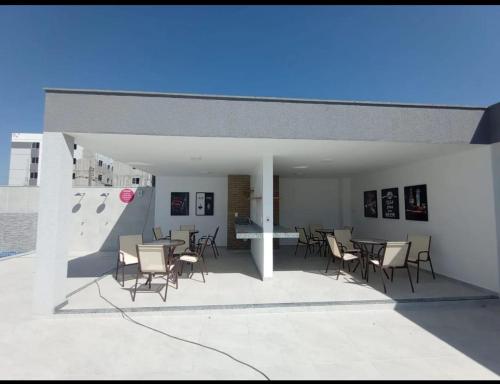 マナウスにあるsmart torquatoのテーブルと椅子、クライミングウォールのあるパティオ