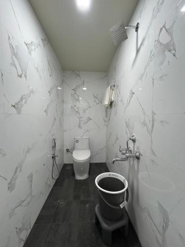 NP Residency في كومباكونام: حمام مع مرحاض ومغسلة